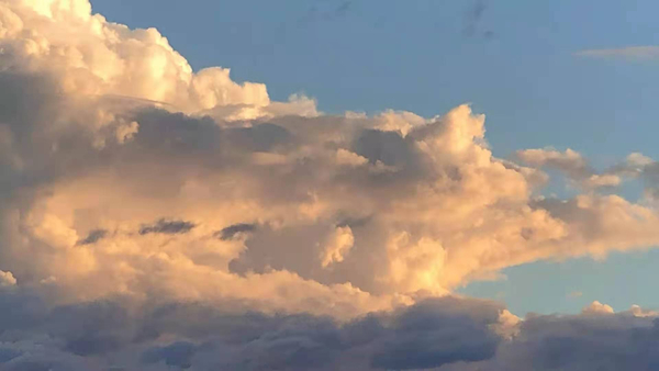 霓虹的天（偷一张pyq友人的图）