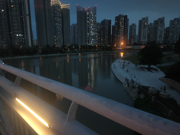 "我在桥上看自己"